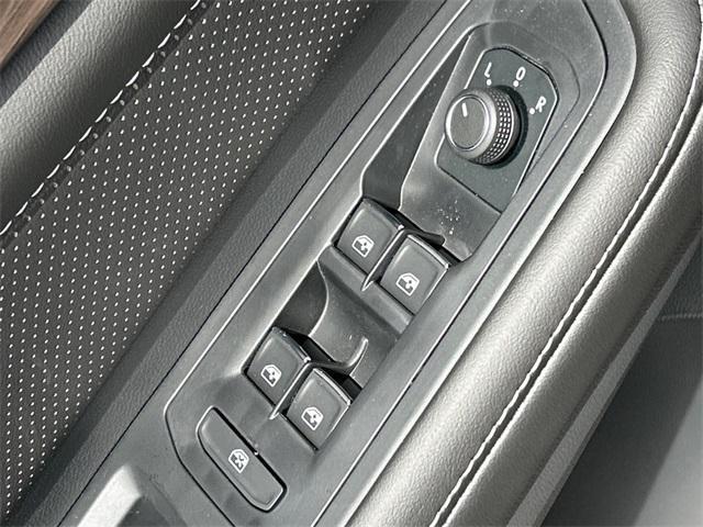 new 2025 Volkswagen Atlas car, priced at $48,670