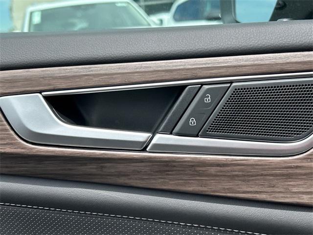 new 2025 Volkswagen Atlas car, priced at $48,670