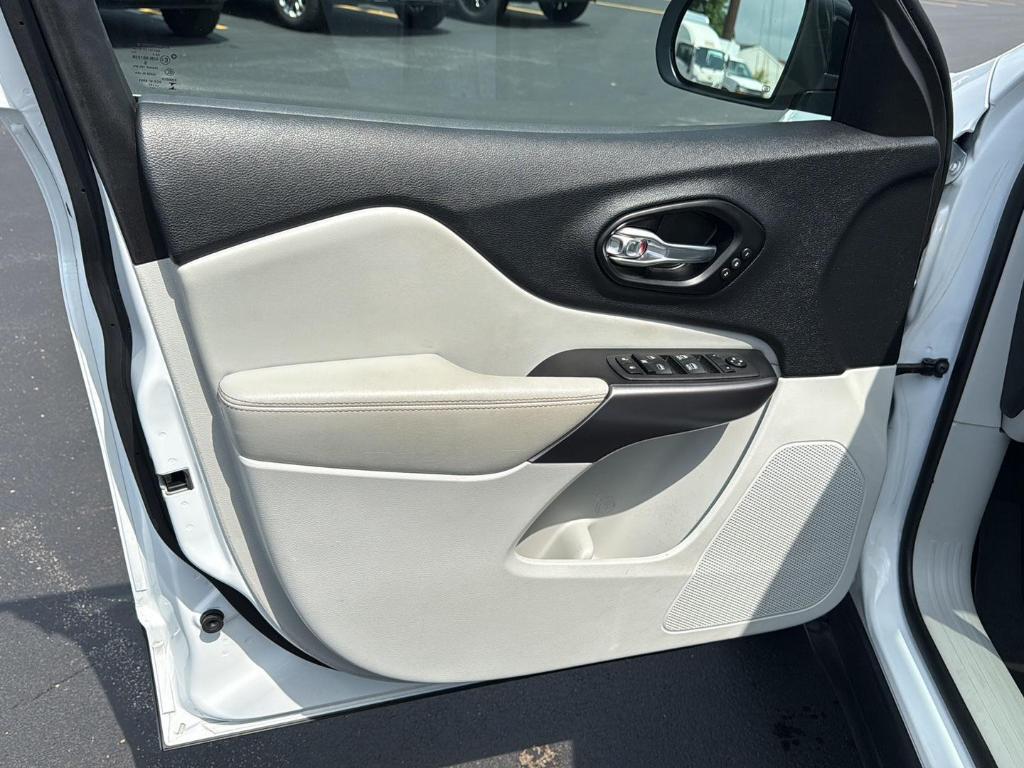 used 2022 Jeep Cherokee car, priced at $27,400