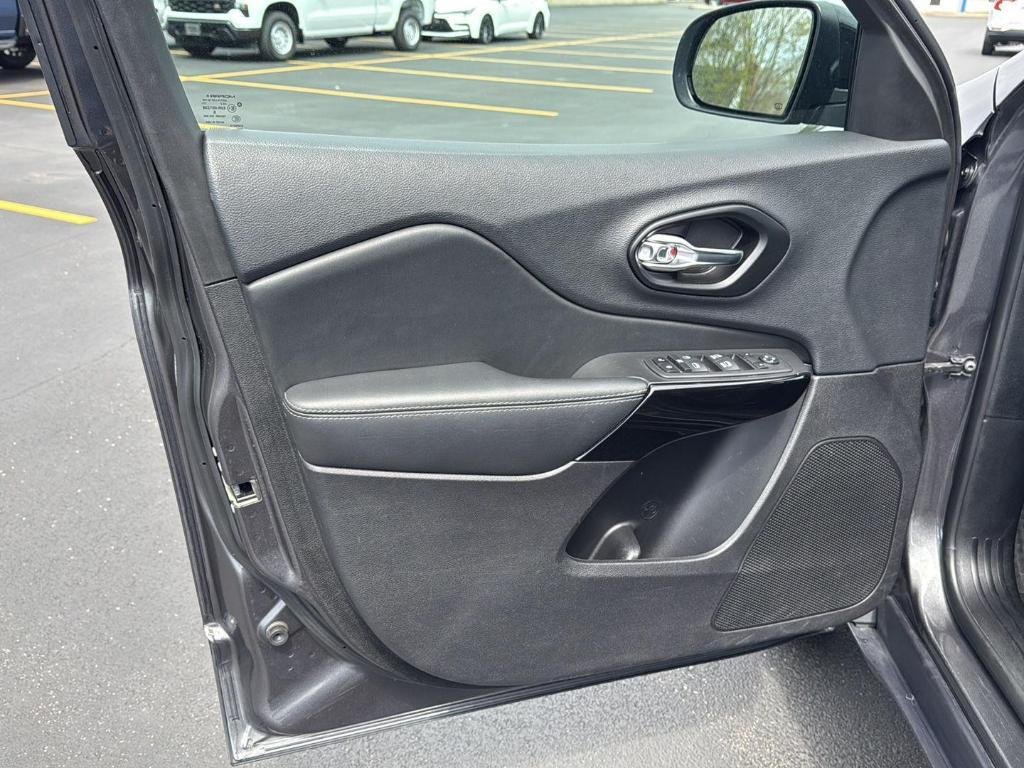 used 2023 Jeep Cherokee car, priced at $25,895