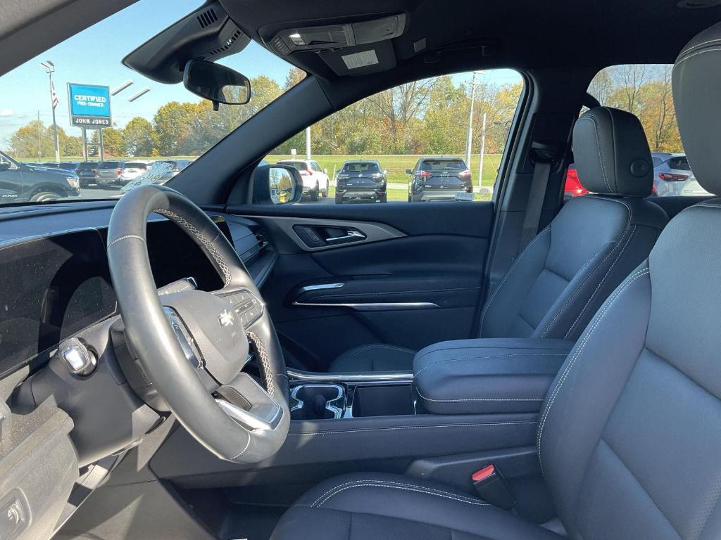 used 2025 Chevrolet Traverse car, priced at $36,800