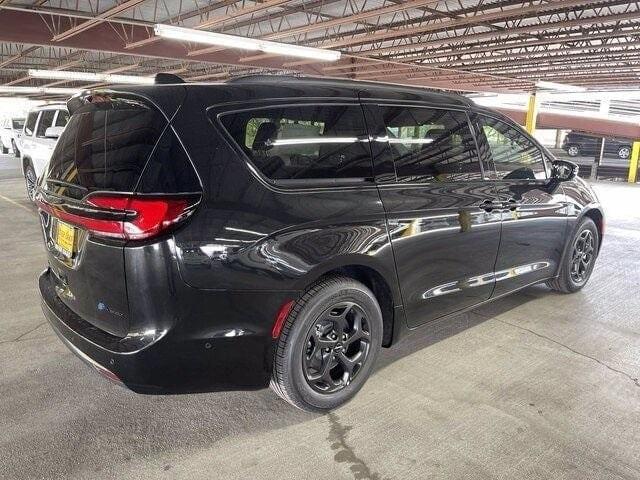 new 2021 Chrysler Pacifica Hybrid car