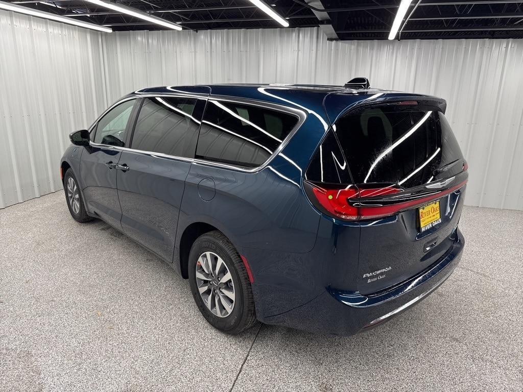 new 2025 Chrysler Pacifica Hybrid car, priced at $47,128