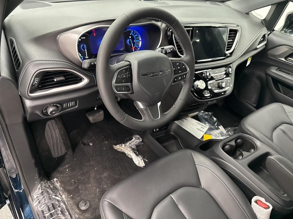 new 2025 Chrysler Pacifica Hybrid car, priced at $47,128