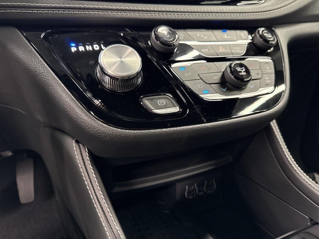 new 2025 Chrysler Pacifica Hybrid car, priced at $53,692