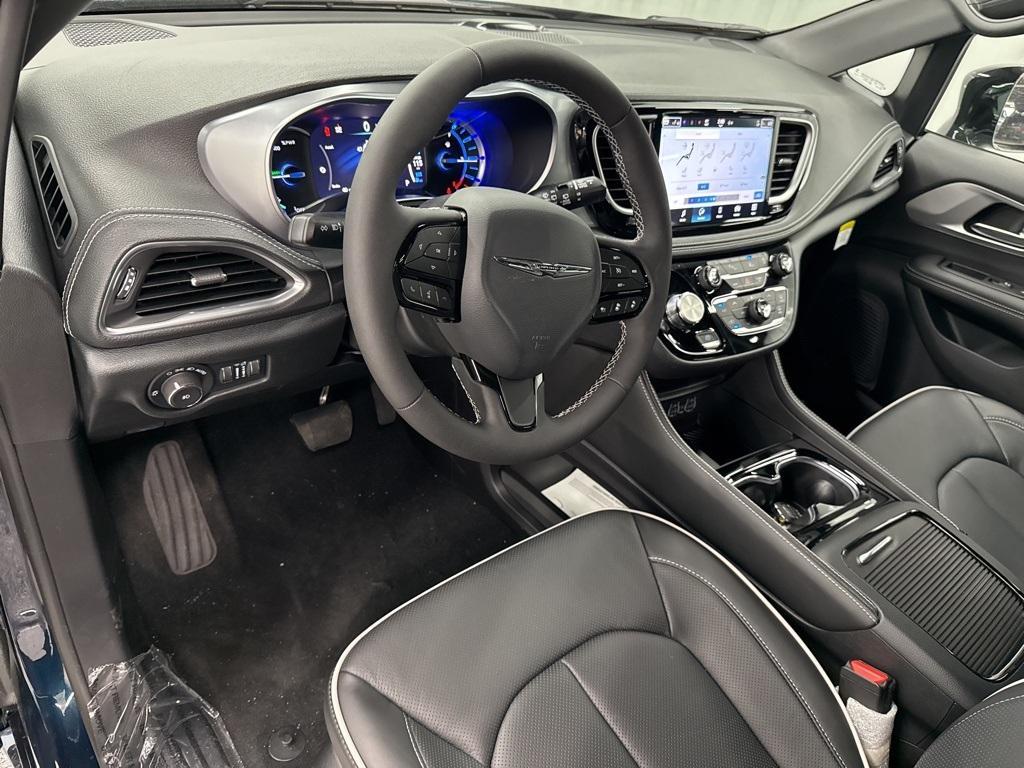 new 2025 Chrysler Pacifica Hybrid car, priced at $53,692