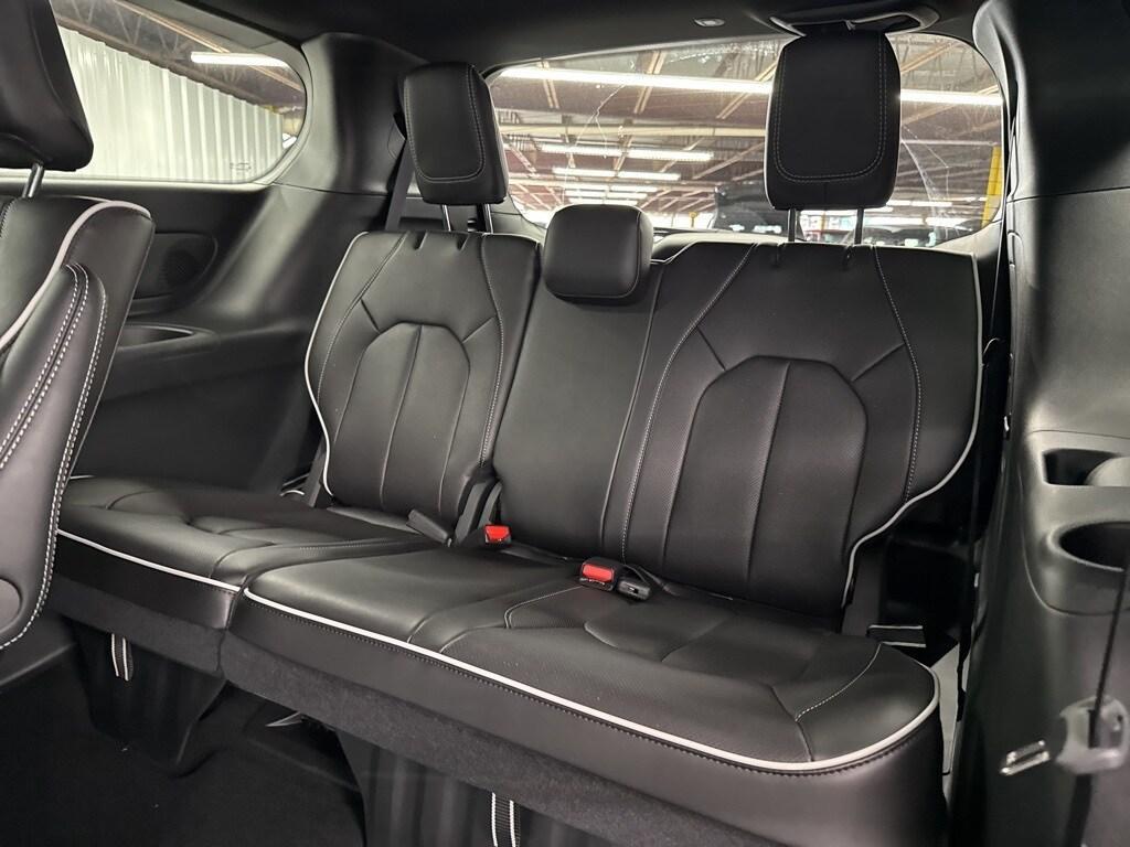 new 2025 Chrysler Pacifica Hybrid car, priced at $53,692