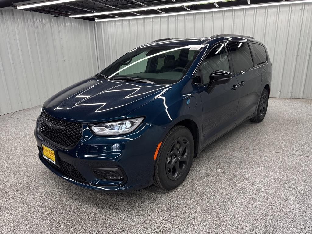new 2025 Chrysler Pacifica Hybrid car, priced at $53,692