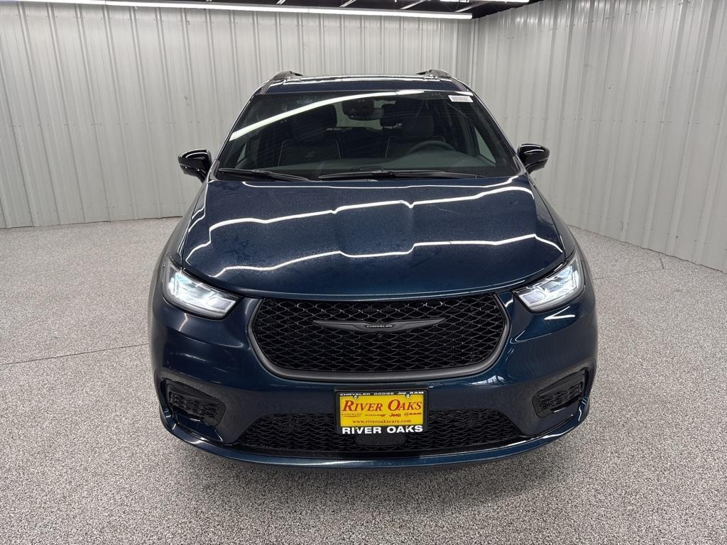 new 2025 Chrysler Pacifica Hybrid car, priced at $53,692