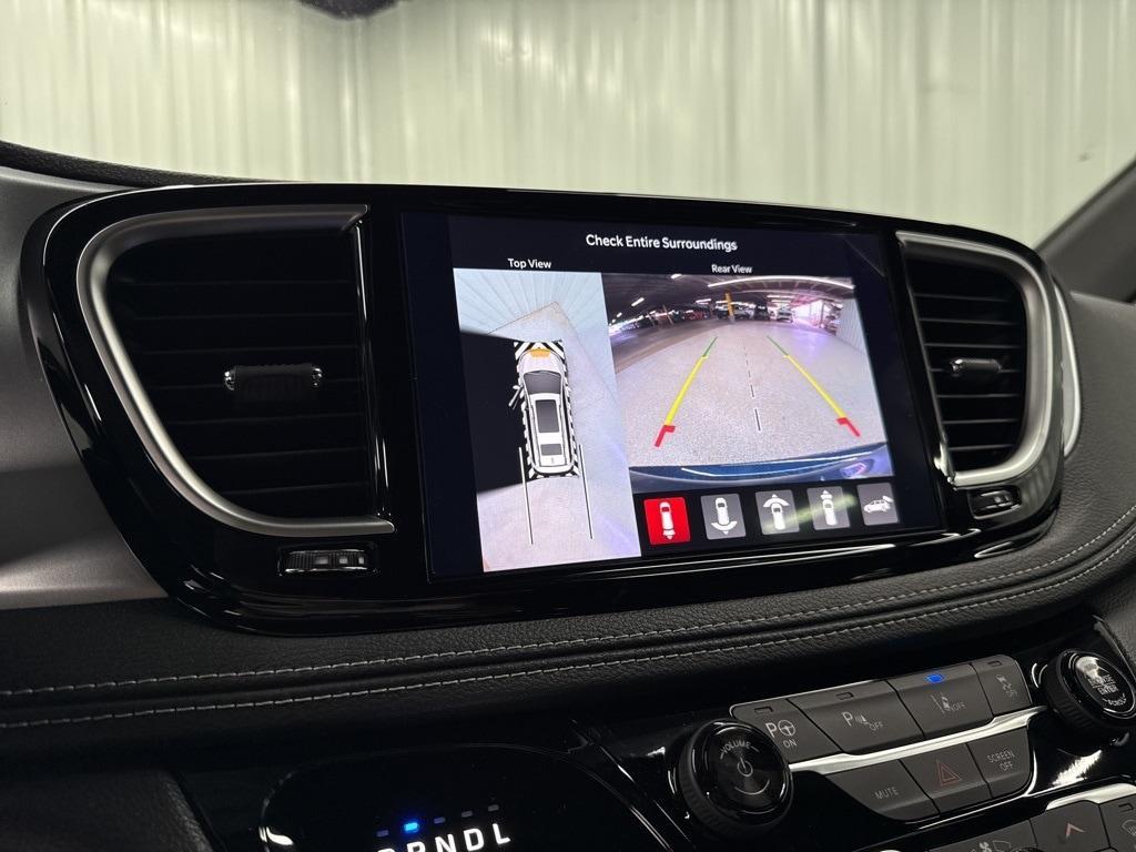 new 2025 Chrysler Pacifica Hybrid car, priced at $53,692