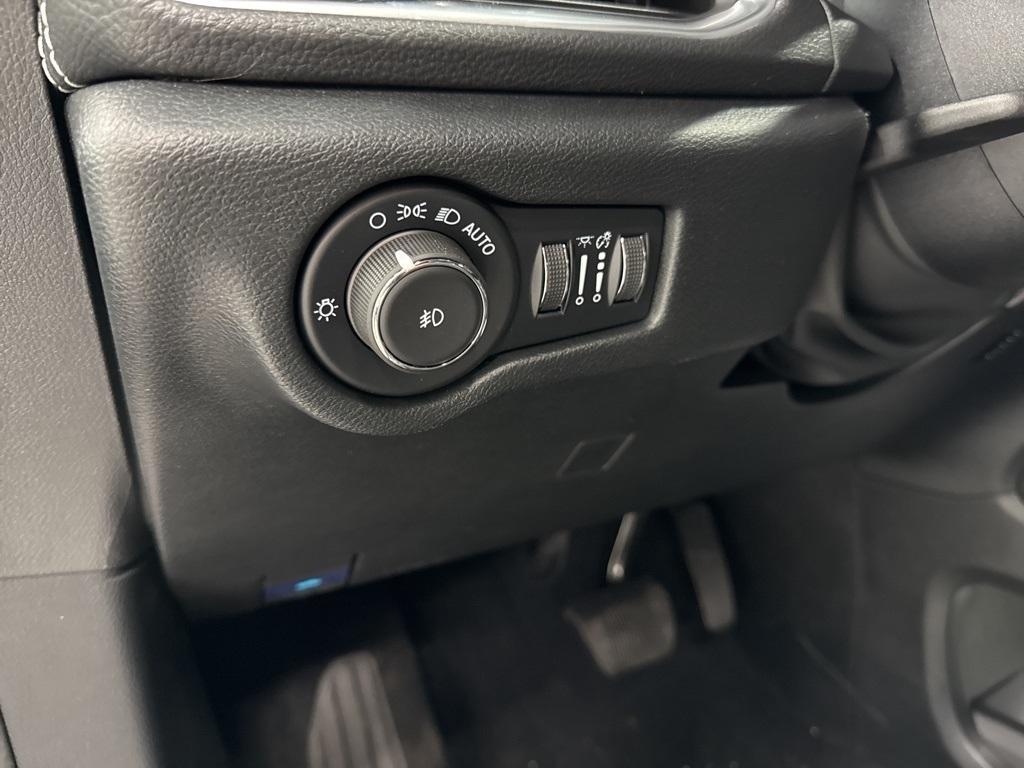 new 2025 Chrysler Pacifica Hybrid car, priced at $53,692
