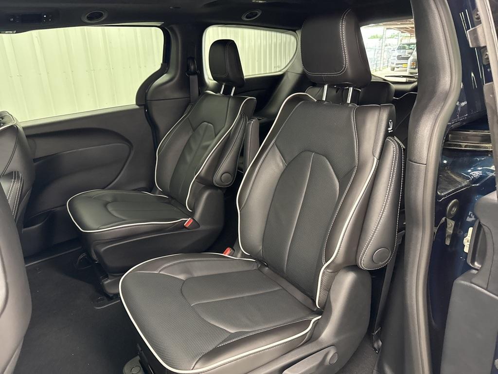 new 2025 Chrysler Pacifica Hybrid car, priced at $53,692