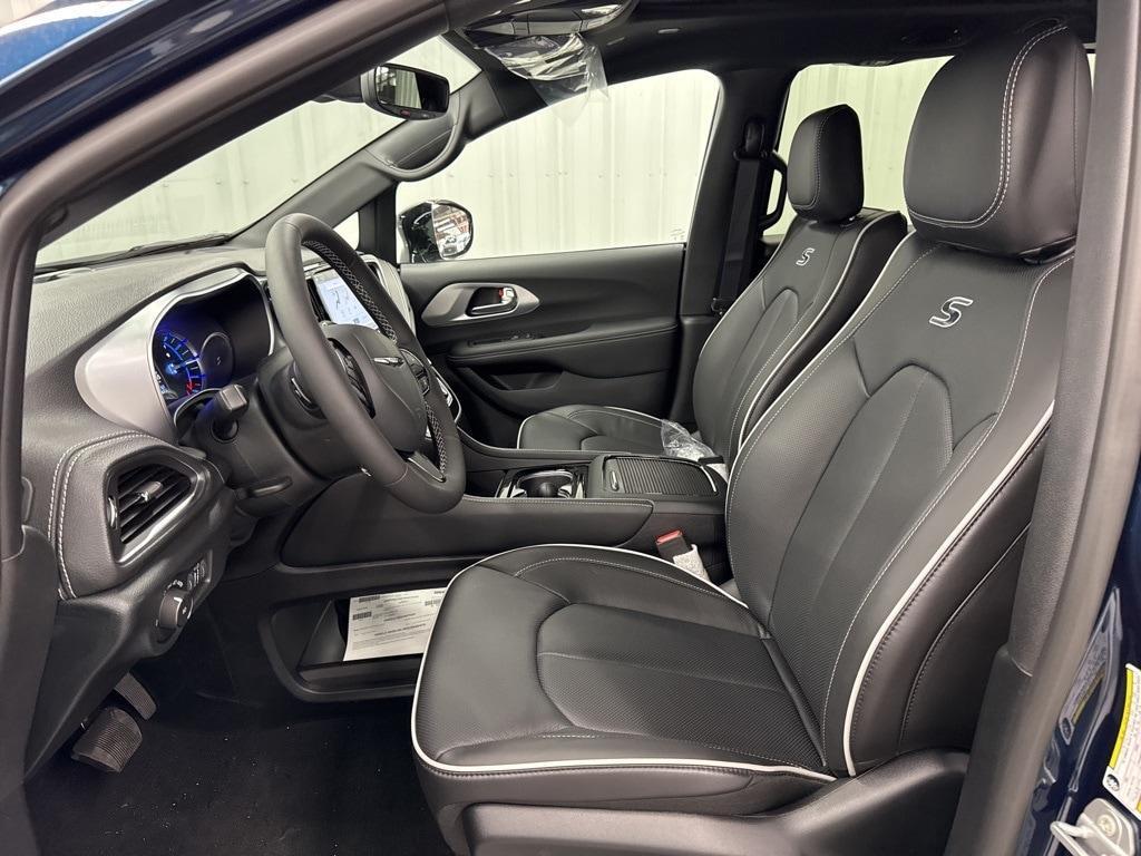 new 2025 Chrysler Pacifica Hybrid car, priced at $53,692