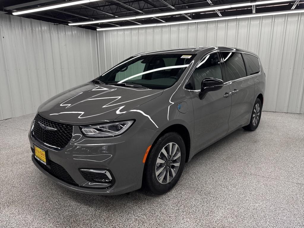 new 2025 Chrysler Pacifica Hybrid car, priced at $45,745