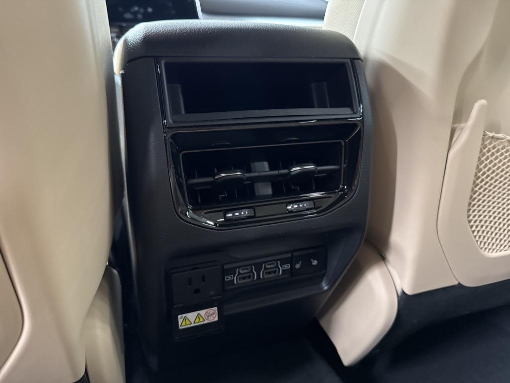 new 2025 Jeep Grand Cherokee car, priced at $40,900