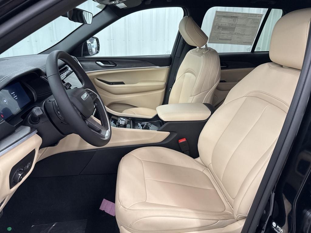 new 2025 Jeep Grand Cherokee car, priced at $40,900