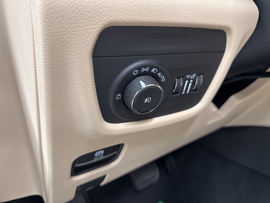 new 2025 Jeep Grand Cherokee car, priced at $40,900