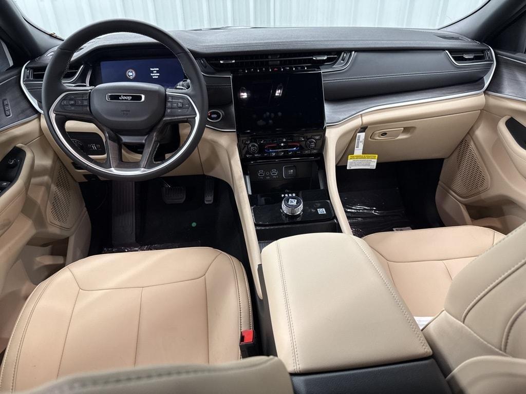 new 2025 Jeep Grand Cherokee car, priced at $40,900
