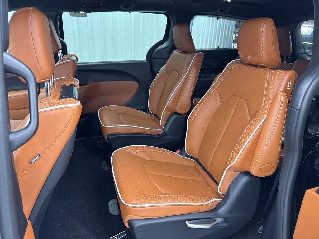 new 2025 Chrysler Pacifica Hybrid car, priced at $54,929