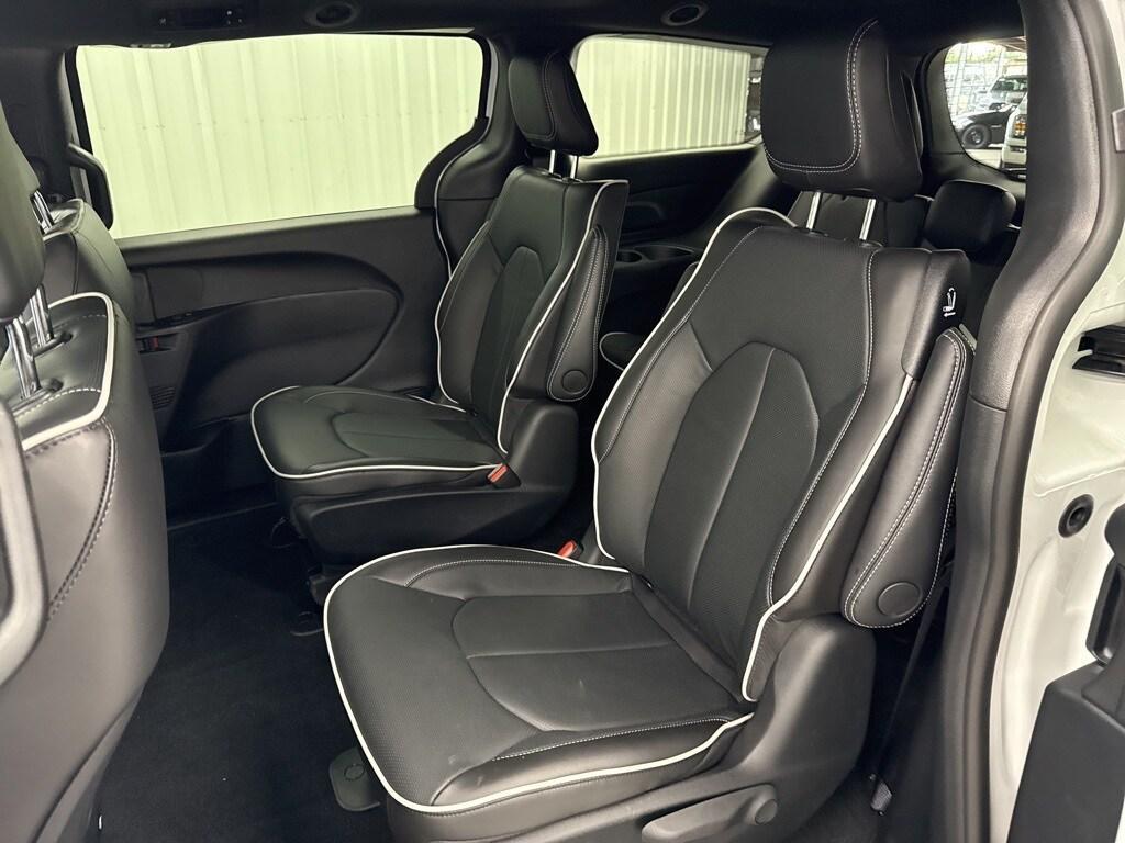 new 2025 Chrysler Pacifica Hybrid car, priced at $53,268