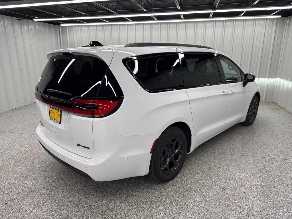 new 2025 Chrysler Pacifica Hybrid car, priced at $53,268