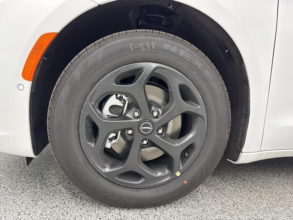 new 2025 Chrysler Pacifica Hybrid car, priced at $53,268
