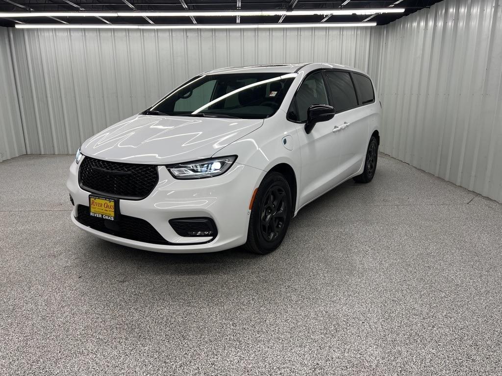 used 2023 Chrysler Pacifica Hybrid car, priced at $33,775