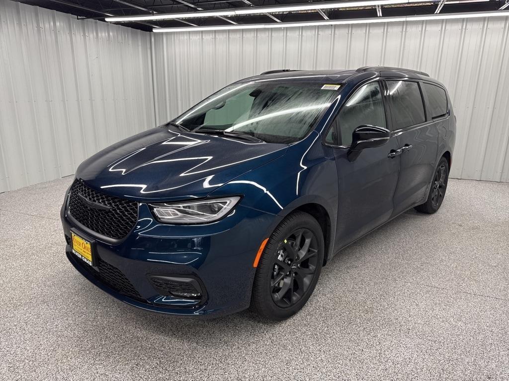 new 2025 Chrysler Pacifica car, priced at $47,059