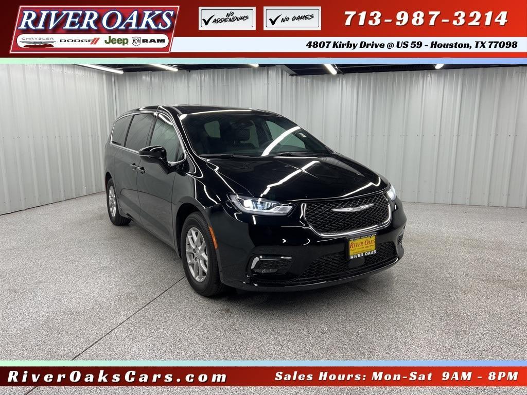 used 2025 Chrysler Pacifica car, priced at $35,575