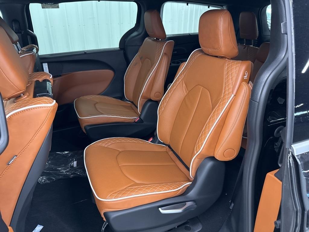 new 2025 Chrysler Pacifica Hybrid car, priced at $54,929