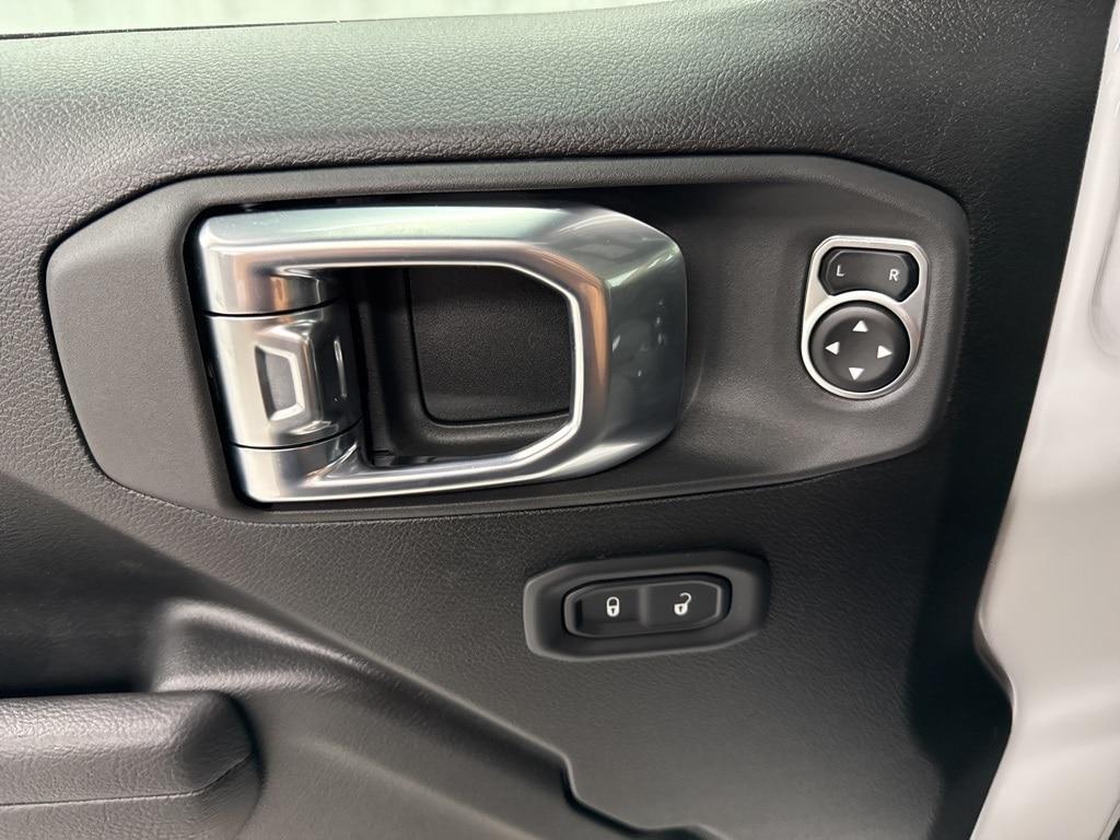 new 2025 Jeep Wrangler car, priced at $44,676