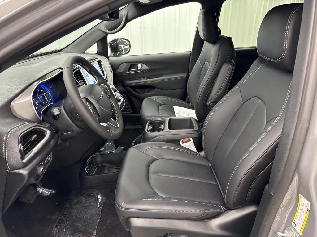 new 2025 Chrysler Pacifica car, priced at $41,640