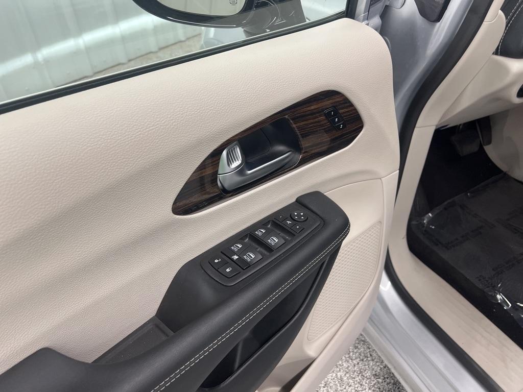 used 2023 Chrysler Pacifica Hybrid car, priced at $34,817