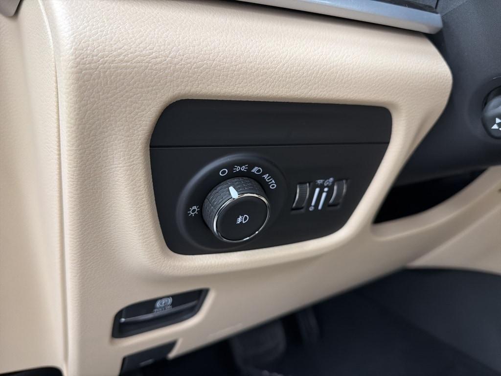 new 2025 Jeep Grand Cherokee car, priced at $47,090