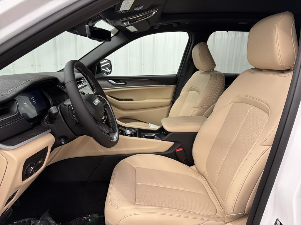 new 2025 Jeep Grand Cherokee car, priced at $47,090