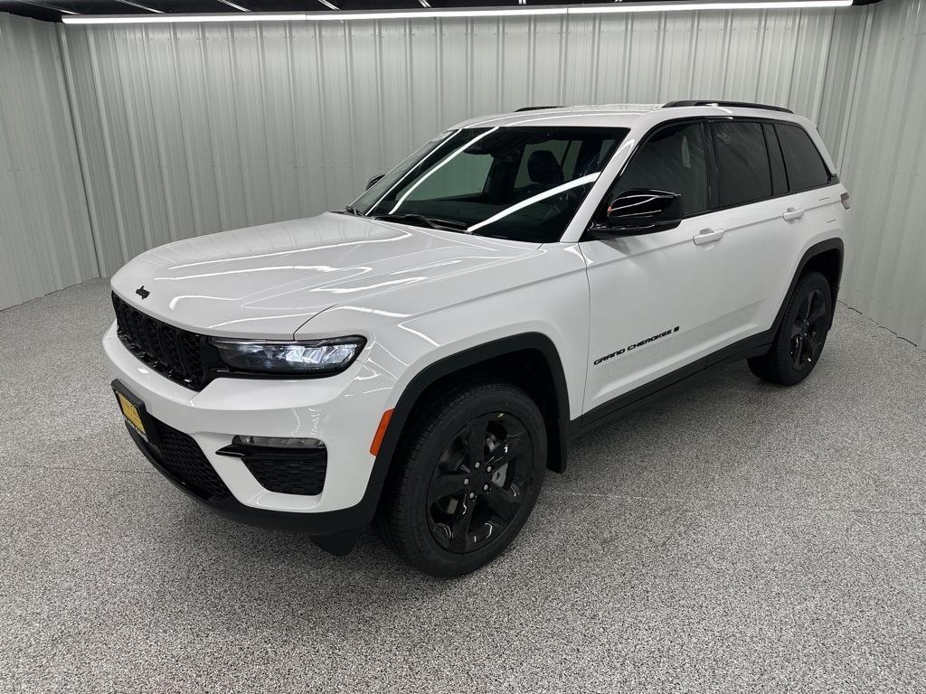 new 2025 Jeep Grand Cherokee car, priced at $43,376