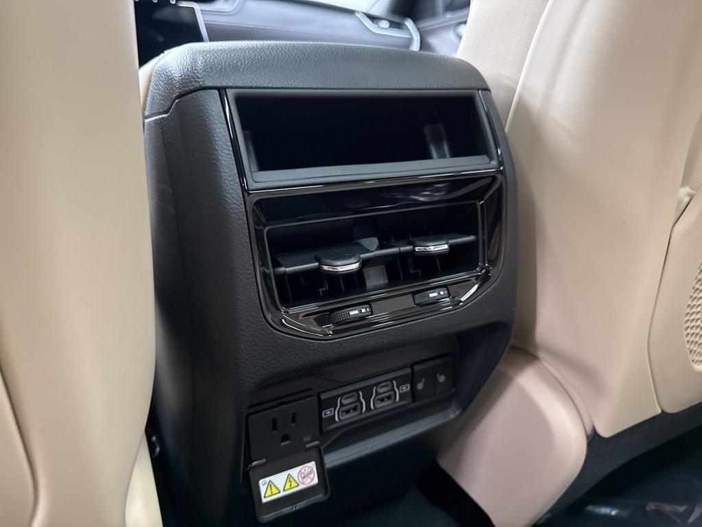 new 2025 Jeep Grand Cherokee car, priced at $42,686