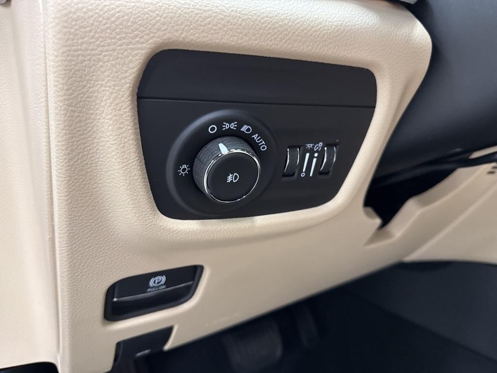 new 2025 Jeep Grand Cherokee car, priced at $42,686