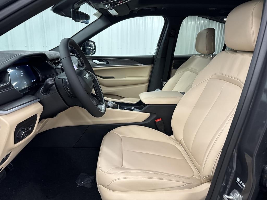 new 2025 Jeep Grand Cherokee car, priced at $46,682