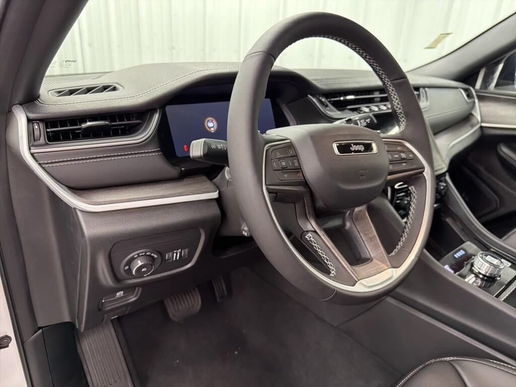 new 2025 Jeep Grand Cherokee car, priced at $50,053