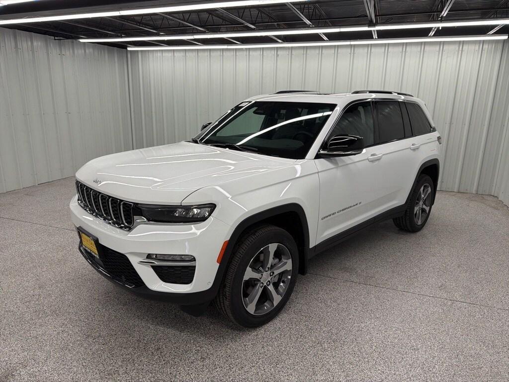 new 2025 Jeep Grand Cherokee car, priced at $50,053