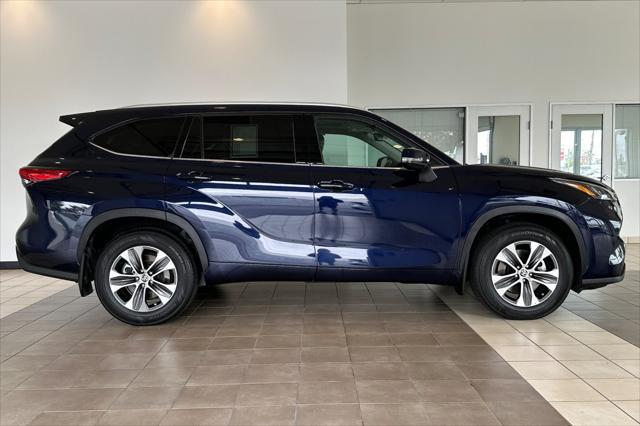 used 2022 Toyota Highlander car, priced at $37,999