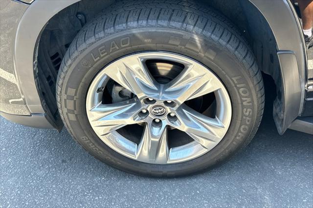 used 2018 Toyota Highlander car, priced at $29,981