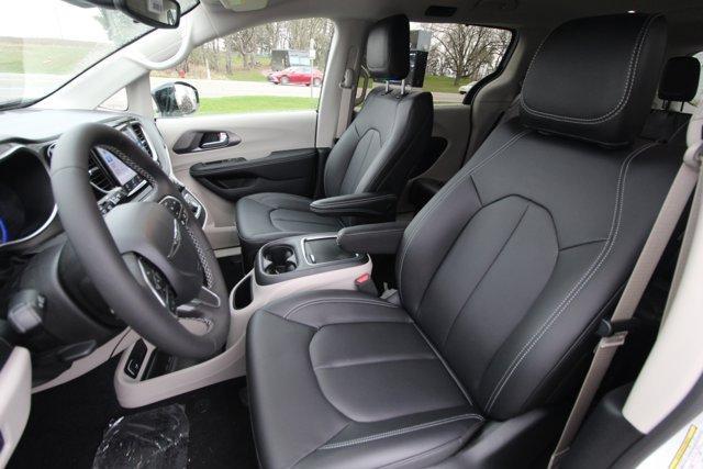 new 2024 Chrysler Pacifica car, priced at $40,628