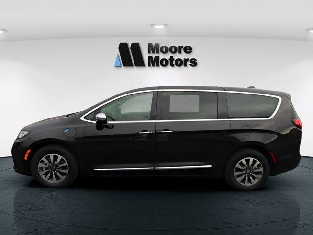 used 2022 Chrysler Pacifica Hybrid car, priced at $32,995