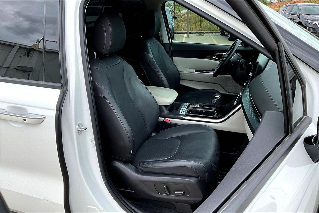 used 2024 Kia Carnival car, priced at $39,000