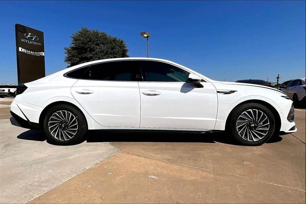 new 2025 Hyundai Sonata Hybrid car, priced at $39,595
