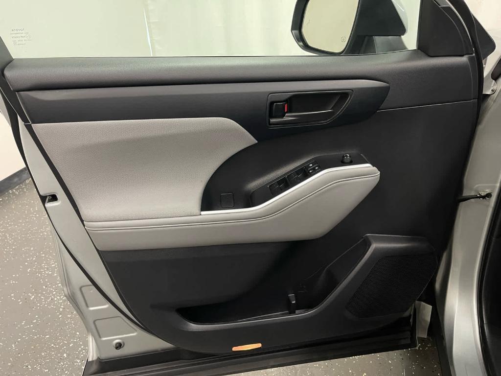 used 2022 Toyota Highlander car, priced at $28,000