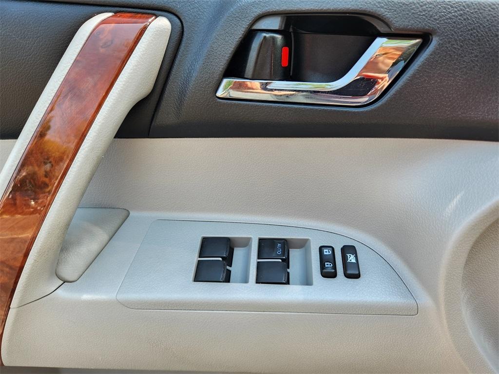 used 2013 Toyota Highlander car, priced at $15,312
