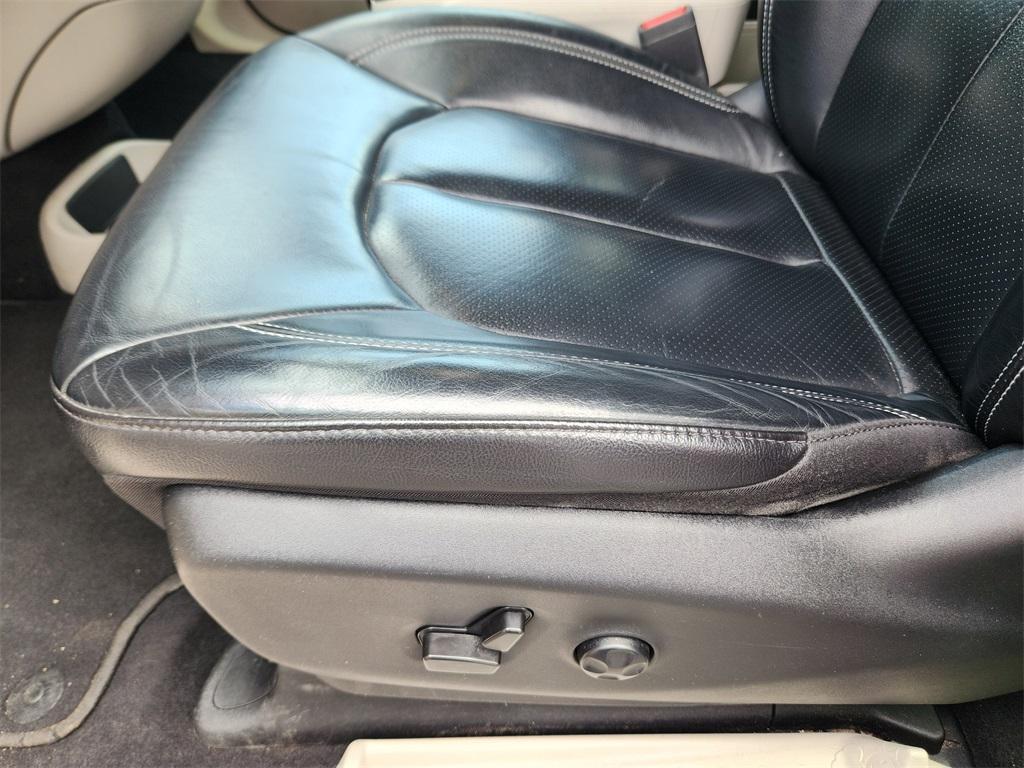 used 2022 Chrysler Pacifica car, priced at $21,931